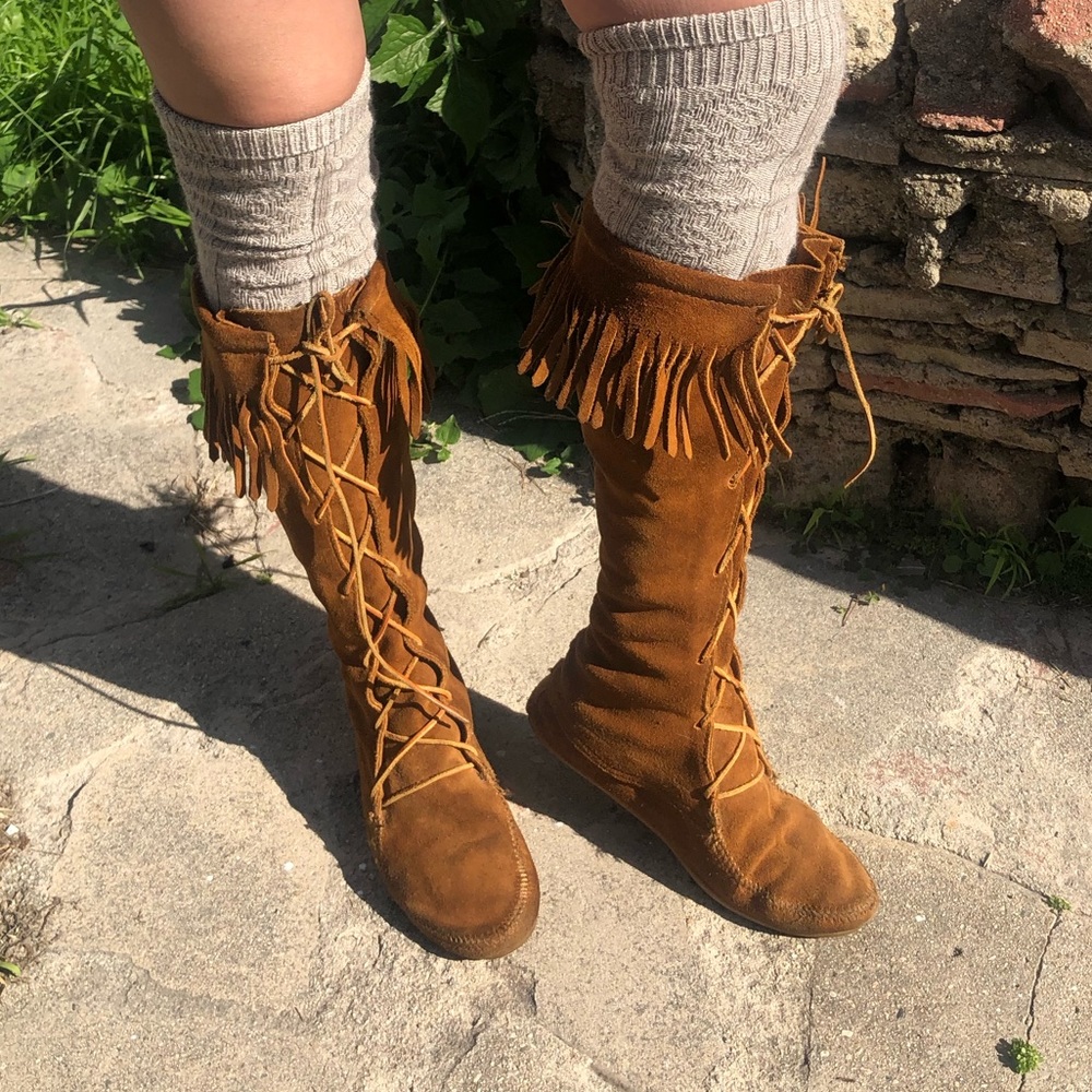 Minnetonka suede lace up knee high fringe boot  9
